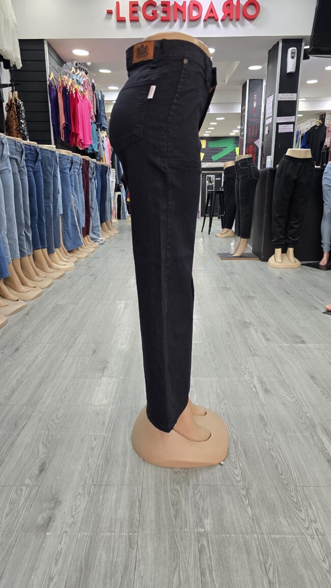 Pantalón recto negro c/tachas - Imagen 2